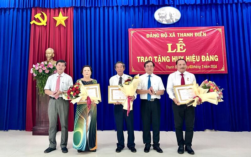 Phó Chủ tịch UBND tỉnh Nguyễn Hồng Thanh: Trao Huy hiệu cho đảng viên huyện Châu Thành