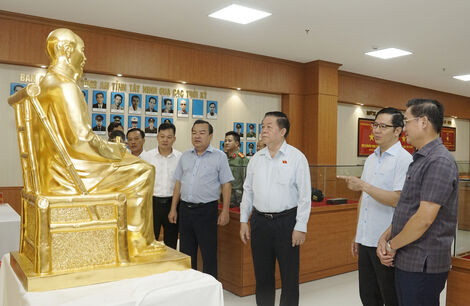 Trưởng Ban Tuyên giáo Trung ương Nguyễn Trọng Nghĩa thăm cán bộ, chiến sĩ Công an Tây Ninh