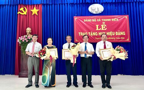 Phó Chủ tịch UBND tỉnh Nguyễn Hồng Thanh: Trao Huy hiệu cho đảng viên huyện Châu Thành