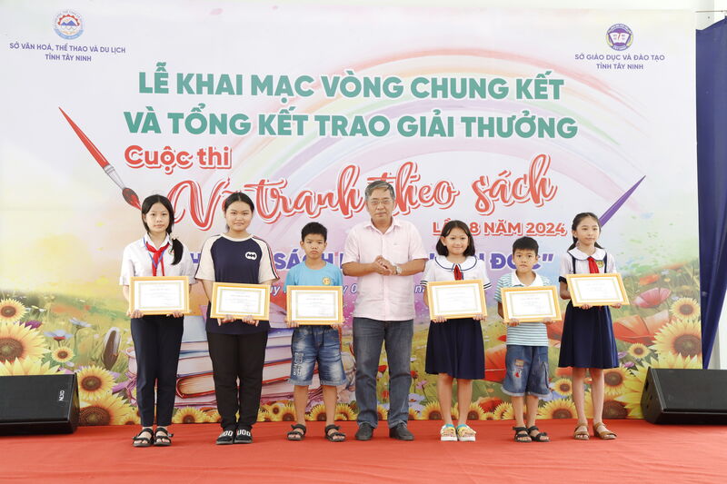 Khai mạc vòng chung kết và trao thưởng cuộc thi “Vẽ tranh theo sách”