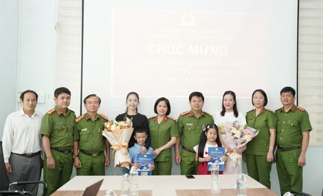 Trao giấy chứng nhận căn cước cho những trường hợp “không quốc tịch” và trẻ dưới 6 tuổi đầu tiên