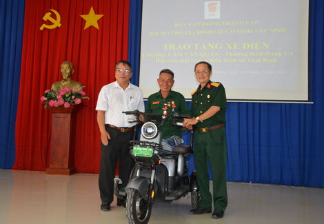 Hội Hỗ trợ gia đình liệt sĩ Việt Nam tại TP. Hồ Chí Minh: Tặng xe điện cho thương binh tại xã Thái Bình (Châu Thành)