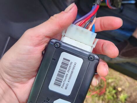 Nhiều người tìm thấy thiết bị theo dõi GPS cài lén trong xe của mình