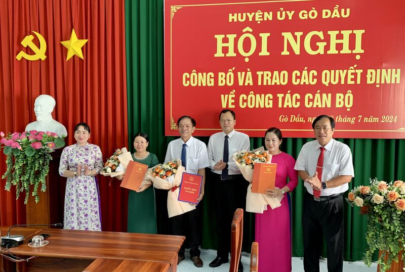 Gò Dầu: Trao quyết định về công tác cán bộ