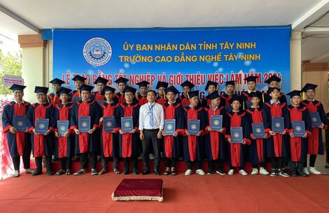 Trao bằng tốt nghiệp và giới thiệu việc làm cho gần 500 học sinh, sinh viên