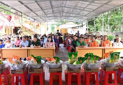 Tặng quà cho học sinh, đồng bào Khmer xã Hoà Hiệp