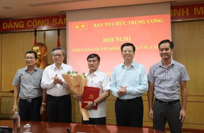 Tiếp nhận, bổ nhiệm thư ký Trưởng ban Tổ chức Trung ương