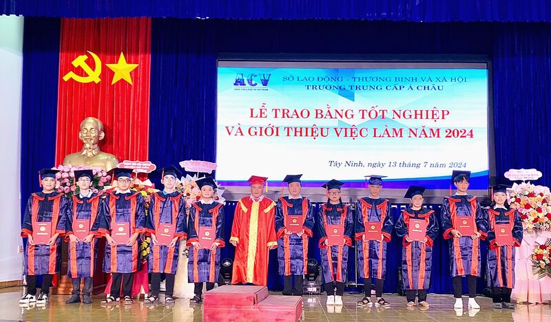 Trường Trung cấp Á Châu: Trao bằng tốt nghiệp và giới thiệu việc làm cho học viên