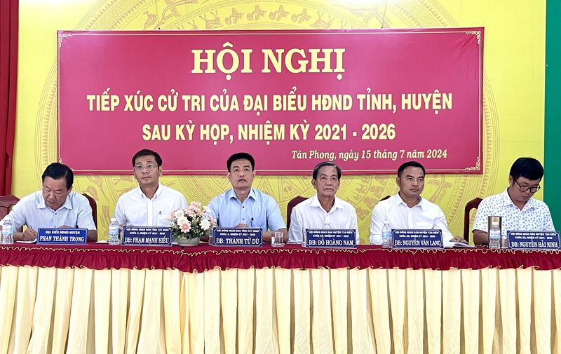 Đại biểu HĐND tỉnh, huyện tiếp xúc cử tri Tân Phong, Hoà Hiệp