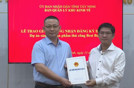 Tây Ninh: Trao giấy chứng nhận đăng ký đầu tư cho dự án sản xuất sản phẩm thủ công Best Base