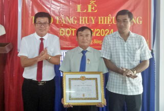Trao tặng Huy hiệu 40 năm tuổi Đảng cho Chủ tịch Hội CCB Trảng Bàng