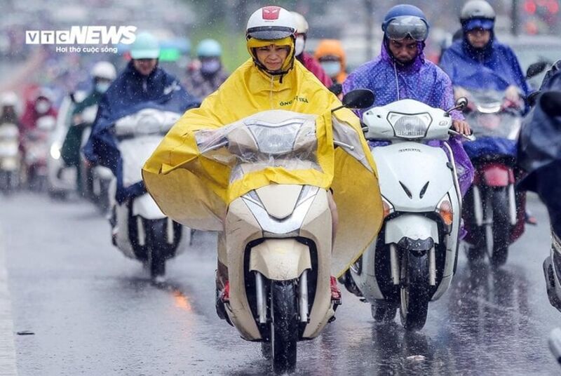 Áp thấp nhiệt đới suy yếu, cả nước hứng mưa lớn