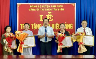 Trao Huy hiệu Đảng cho 4 đảng viên thuộc Đảng bộ thị trấn Tân Biên