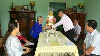 Bí thư Thành uỷ Lê Minh Thế thăm, tặng quà các gia đình chính sách