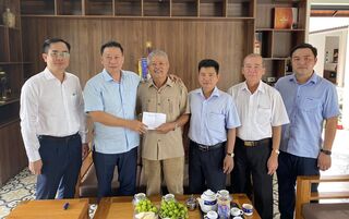 Chủ tịch UBND tỉnh Nguyễn Thanh Ngọc thăm, tặng quà các gia đình chính sách tại thị xã Trảng Bàng