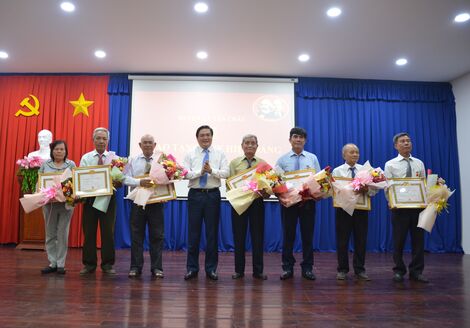Tân Châu: Trao tặng Huy hiệu Đảng cho 20 đảng viên
