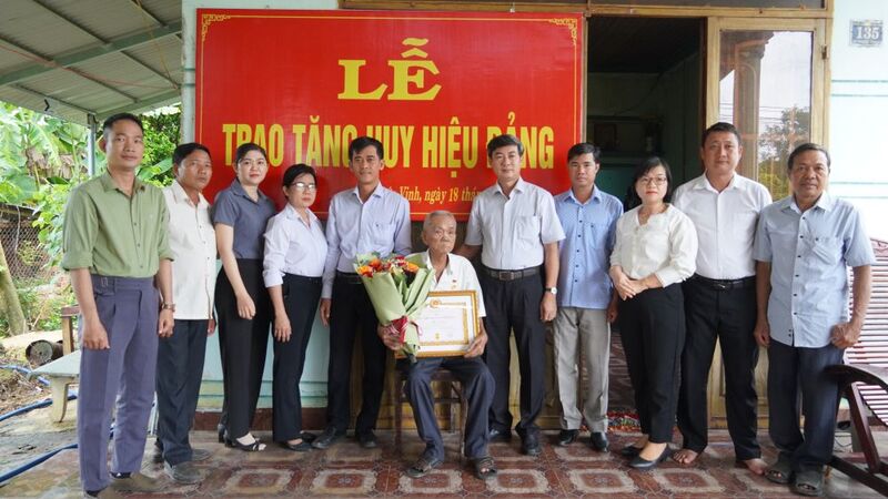 Bí thư Huyện ủy Châu Thành Trương Văn Hoàn:  Trao tặng huy hiệu 60 năm đảng cho đảng viên