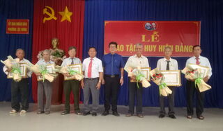 Phó Bí thư Thường trực Thị uỷ Trảng Bàng trao Huy hiệu Đảng cho 8 đảng viên