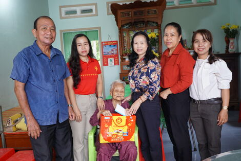 Thăm, tặng quà Mẹ Việt Nam anh hùng tại xã Trường Đông
