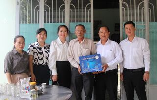 TAND huyện Dương Minh Châu thăm, tặng quà các gia đình chính sách