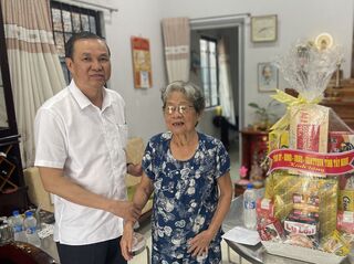 Phó Chủ tịch UBND tỉnh Dương Văn Thắng: Thăm, tặng quà gia đình chính sách trên địa bàn huyện Gò Dầu
