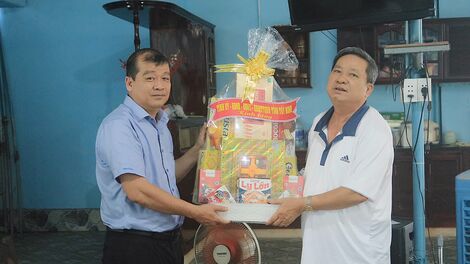 Chủ tịch Uỷ ban Mặt trận Tổ quốc Việt Nam tỉnh thăm hỏi và tặng quà cho gia đình chính sách, gia đình người có công