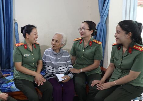 Hội Phụ nữ Công an Tây Ninh: Thăm Mẹ Việt Nam anh hùng