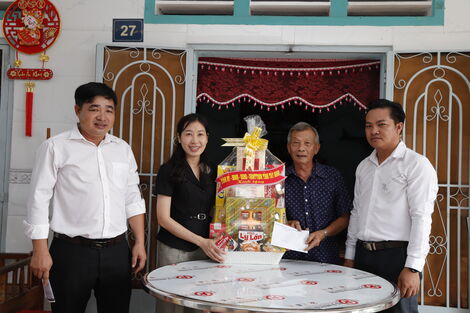 Đoàn ĐBQH tỉnh Tây Ninh thăm, tặng quà gia đình chính sách tại Gò Dầu