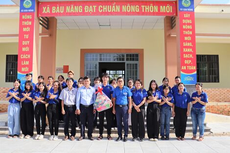 Ban chỉ đạo thực hiện chương trình phát triển thanh niên Tây Ninh thăm đội hình sinh viên tình nguyện Mùa hè xanh