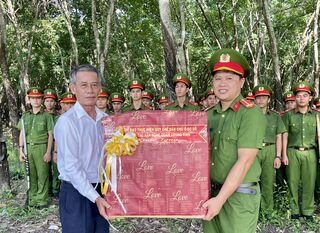 Lãnh đạo tỉnh thăm, tặng quà lực lượng vũ trang làm công tác dân vận tại Tân Biên