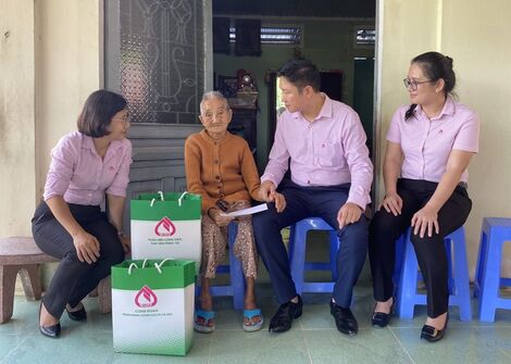 Ngân hàng CSXH Tây Ninh: Thăm, tặng quà Mẹ Việt Nam anh hùng tại thị xã Trảng Bàng