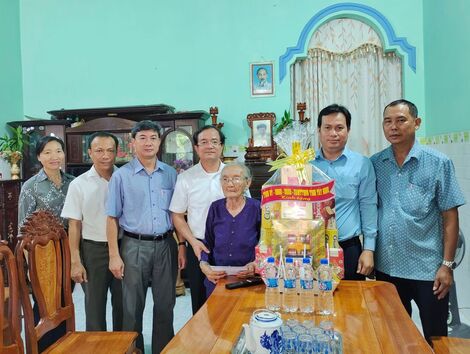 Thăm, tặng quà gia đình chính sách trên địa bàn huyện Châu Thành
