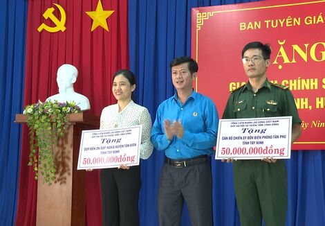 Tặng quà, kinh phí xây nhà tình nghĩa cho gia đình chính sách huyện Tân Biên