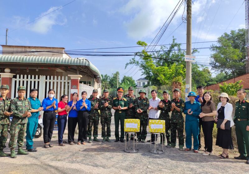 Lãnh đạo tỉnh: Thăm, tặng quà cán bộ, chiến sĩ làm công tác dân vận tại Châu Thành