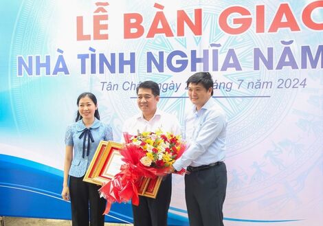 Tập đoàn Hùng Nhơn trao tặng nhà tình nghĩa cho các gia đình chính sách, người có công tỉnh Tây Ninh