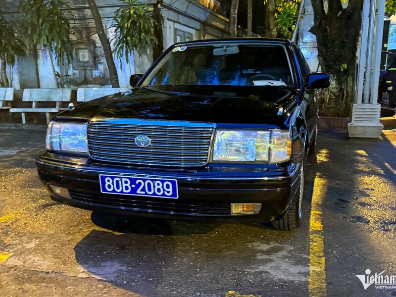 Hình ảnh xe Toyota Crown đời 1998 ở tang lễ Tổng Bí thư Nguyễn Phú Trọng