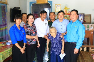 Lãnh đạo huyện Tân Châu thăm gia đình chính sách nhân dịp 27.7