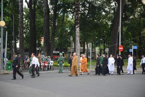 Người dân có mặt từ sớm chờ vào viếng Tổng bí thư Nguyễn Phú Trọng tại TP Hồ Chí Minh