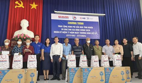 Báo Sài Gòn Giải Phóng tặng quà cho gia đình chính sách Tây Ninh