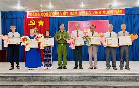 Tân Biên trao Huy hiệu Đảng cho đảng viên thuộc Đảng bộ xã Tân Lập