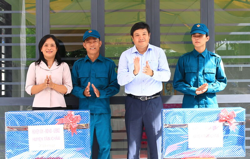 Tân Châu bàn giao 2 căn nhà “Tình nghĩa Quân - Dân”