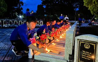Thắp nến tri ân tại Nghĩa trang liệt sĩ huyện Dương Minh Châu