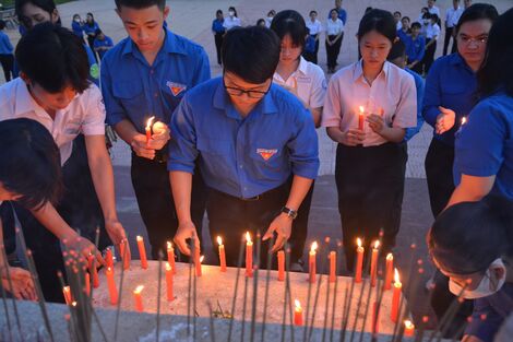 Huyện đoàn Tân Châu: Thắp nến tri ân tại tượng đài Chiến thắng Junction City