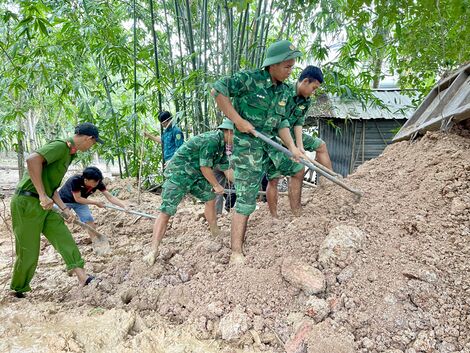Lãnh đạo huyện Tân Biên thăm, tặng quà lực lượng vũ trang làm công tác dân vận