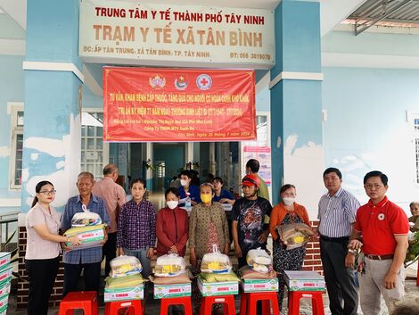 Thành phố Tây Ninh: Trao tặng 100 phần quà cho người có hoàn cảnh khó khăn