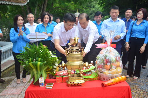 Công đoàn Giáo dục Việt Nam: Viếng Nhà bia tưởng niệm liệt sĩ ngành Giáo dục tại Đồi 82 (huyện Tân Biên)
