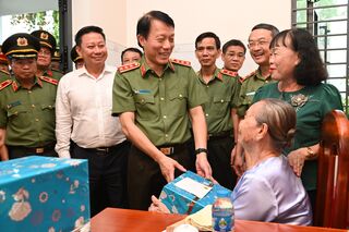Bộ Công an: Thăm, tặng quà Mẹ Việt Nam anh hùng tại Tây Ninh