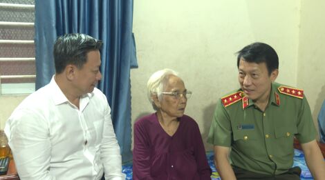 Bộ trưởng Bộ Công an thăm, tặng quà Mẹ Việt Nam anh hùng Phạm Thị Ánh