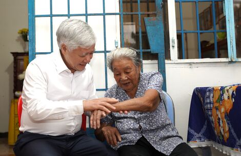 Chủ tịch Uỷ ban Trung ương Mặt trận Tổ quốc Việt Nam Đỗ Văn Chiến thăm, tặng quà Mẹ Việt Nam anh hùng Phan Thị Hợi