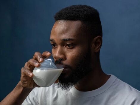 Uống sữa vào buổi sáng có tốt hơn buổi tối?